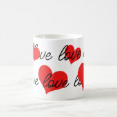 ラブ文字と赤いハート コーヒーマグカップ (中央)
