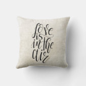 ラブ イズ イン ザ エア リネン サイコロ枕 クッション (裏面)