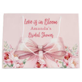 ラブ・イズ・イン・ブルームのピンクの蝶結びの花のウェディングシャワー ラージペーパーバッグ (正面)