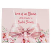 ラブ・イズ・イン・ブルームのピンクの蝶結びの花のウェディングシャワー ラージペーパーバッグ (裏面)