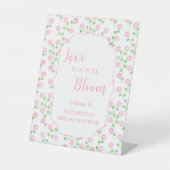 ラブ イズ イン ブルーム ピンク フローラル ブライダル シャワー 台座サイン (正面)