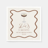 ラブ イズ ブリューイング エスプレッソ マティーニ ブライダル シャワー スタンダードカクテルナプキン (正面)