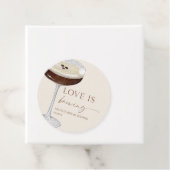 ラブ イズ ブリューイング エスプレッソ マティーニ ブライダル シャワー フェイバータグ (インサイチュ)