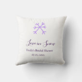 ラブ・イン・スノーのウェディングシャワー 紫の雪の結晶ステッカー クッション (裏面)