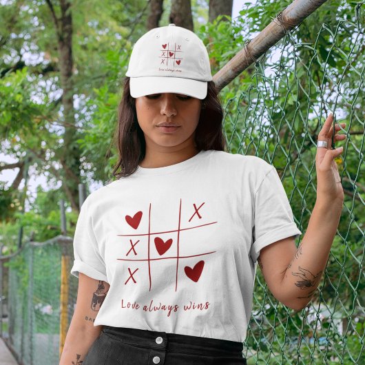 ラブ・オールウェイズ・ウィンズ 引用 赤いハート 遊び心  Tシャツ
