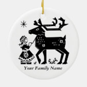 ラプランドの女の子はトナカイのクリスマスの装飾を握ります セラミックオーナメント (裏面)