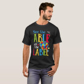 ラベルではなく能力を見て 自閉症パズル 愛を聞いて Tシャツ (正面フル)