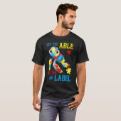 ラベルではなく能力を見る カメ パズル 自閉症 アウェアネス Tシャツ (正面フル)