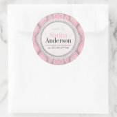 ラベルのろうけつ染めで作られた部族のピンクのパターン ラウンドシール (バッグ)