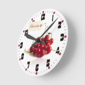 ラベルの時計が付いている赤いさくらんぼ ラウンド壁時計 (傾斜)
