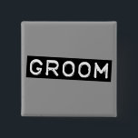 ラベルグルーミング 缶バッジ<br><div class="desc">GROOMがラベル読テープで作られたように見えるこのデザイン。誰も馬丁としか間違えないだろう！結婚披露宴やリハーサルの集まり、バチュラーパーティなど可愛い！</div>
