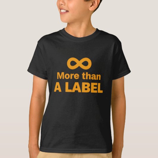ラベル以上の存在 – ニューロダイバーシティ プライド Tシャツ (正面)