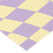 ラベンダーおよびイエローチェッカーボードチェックパターン ショートテーブルランナー (コーナー)