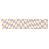 ラベンダーおよびイエローチェッカーボードチェックパターン ショートテーブルランナー (横)
