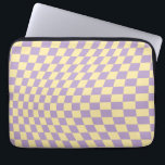ラベンダーおよびイエローチェッカーボードチェックパターン ラップトップスリーブ<br><div class="desc">パター市松模様にン – 紫と黄色のねじれたチェック/波状と歪んだチェッカーボード</div>