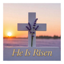 ラベンダーで飾られたミニマルな白い十字