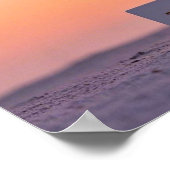 ラベンダーで飾られたミニマルな白い十字 ポスター (角)