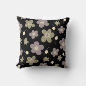 ラベンダーとオリーブグリーンバターカップ付きブラック クッション (正面)