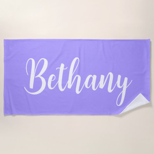 ラベンダーに白で大きな名前 ビーチタオル (正面)