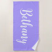 ラベンダーに白で大きな名前 ビーチタオル (正面)