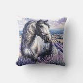 ラベンダーに立つ美しい灰色の馬 クッション (正面)
