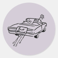 ラベンダーのドレスの花嫁と新郎が「Just Married」の文字が書かれた車で
