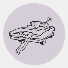 ラベンダーのドレスの花嫁と新郎が「Just Married」の文字が書かれた車で ラウンドシール