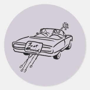 ラベンダーのドレスの花嫁と新郎が「Just Married」の文字が書かれた車で ラウンドシール