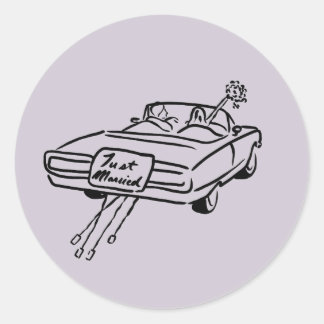 ラベンダーのドレスの花嫁と新郎が「Just Married」の文字が書かれた車で ラウンドシール