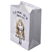 ラベンダーのハートの上に立つ花嫁の棒人間図 ミディアムペーパーバッグ (正面アングル)