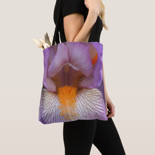 ラベンダーのヒゲのあるアヤメの花の花弁 トートバッグ (クローズアップ)