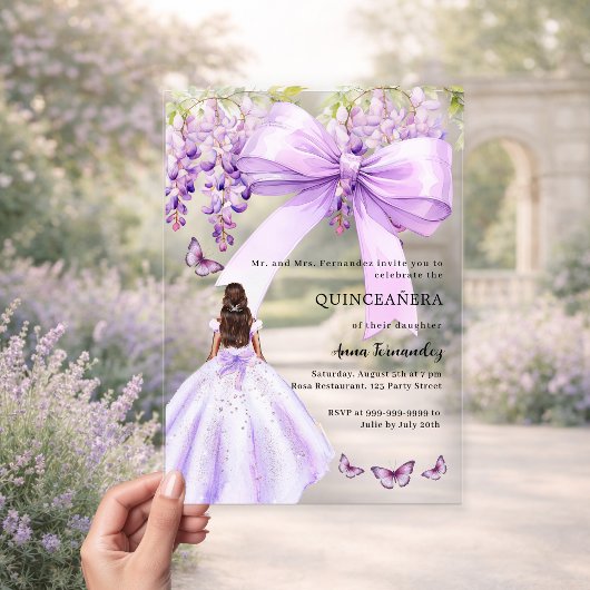 ラベンダーのリボン付きの花のドレスの背景が透明なキンセアニエラ アクリル招待状