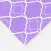 ラベンダーの紫色のクローバーの幾何学的なパターン フリースブランケット (角)