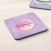 ラベンダーの背景にかわいらしあるモノグラム円 コースター (左側)