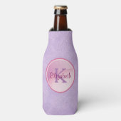ラベンダーの背景にかわいらしあるモノグラム円 ボトルクーラー (ボトル正面)