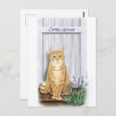 ラベンダーの花が咲くドアでオレンジ色のタビーキャット ポストカード (正面/裏面)