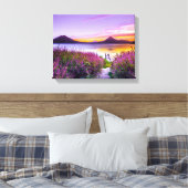 ラベンダーの花畑の間の茶色の木製波止場 キャンバスプリント (インサイチュ (寝室))