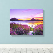 ラベンダーの花畑の間の茶色の木製波止場 キャンバスプリント (インサイチュ (ウッドフロア))