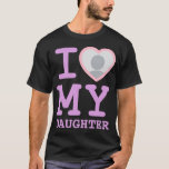ラベンダーは娘を愛している |父おもしろいの日 Tシャツ<br><div class="desc">自分のラベンダーを作成する私の娘の写真文字フード付きスウェットシャツモダンは、巨大な赤いハートにスラブのセリフのフォントと写真を特徴とするこの面白いシャツのテンプレートでカスタムす。自分の写真、名前、または任意の文字を追加パーソナライズされたする。「私は娘が大好き」のTシャツのデザインはインスパイアMilton Glaser製のロゴTシャツのグラフィックデザイン「I love NY」です。私はGlazerが使用したオリジナルの丸いスラブの書体American Typewriterの代わりにCourier New Slabフォントをを使用した。私の娘のユニークフード付きスウェットシャツTシャツのテンプレートをハートでパパのための自分のギフトを作りなさい！</div>