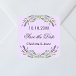 ラベンダーバイオレット結婚式の日付を保存 スクエアシール<br><div class="desc">A Save the Dateのステッカー結婚。ラベンダーの花とユ飾ーカリの緑とロマンチックなバイオレットの背景。名前と日付をパーソナライズ結婚して追加する。</div>