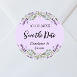 ラベンダーバイオレット結婚式の日付を保存 ラウンドシール<br><div class="desc">ラベンダーの花とユ飾ーカリの緑を持つ紫色の背景。名前と日付をパーソナライズ結婚して追加する。</div>