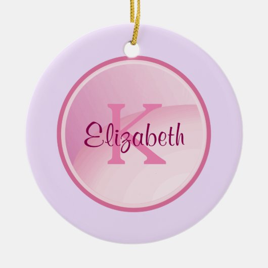 ラベンダーパープルのピンク淡い色ののモノグラムサークル セラミックオーナメント (正面)