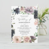 ラベンダーパープル、ネイビー、ブッシュピンクの花の結婚式 招待状 (スタンド正面)