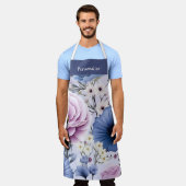 ラベンダーブルーエレガントホワイトフラワーガーデンフローラ エプロン (着用した状態)