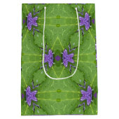 ラベンダーラッピング付き幾何学的グリーン紙 ミディアムペーパーバッグ (裏面)