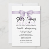 ラベンダーリボンの「She’s Tying the Knot」テーマ 招待状 (正面)