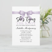 ラベンダーリボンの「She’s Tying the Knot」テーマ 招待状 (スタンド正面)