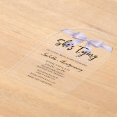 ラベンダーリボンの「She's Tying the Knot」テーマ アクリル招待状 (レイダウン)