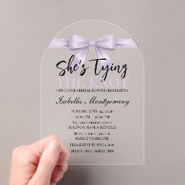 ラベンダーリボンの「She's Tying the Knot」テーマ アクリル招待状
