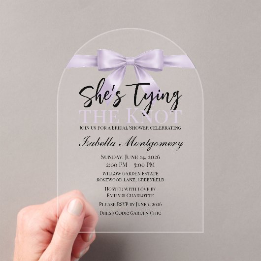 ラベンダーリボンの「She's Tying the Knot」テーマ アクリル招待状 (インサイチュ (ポータブル))